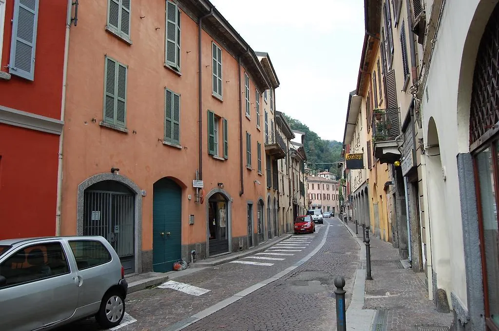 La Corte Fiorita Como 2*,  Italia